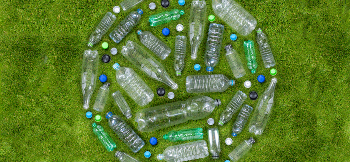 Plastic flessen in een cirkel op het gras