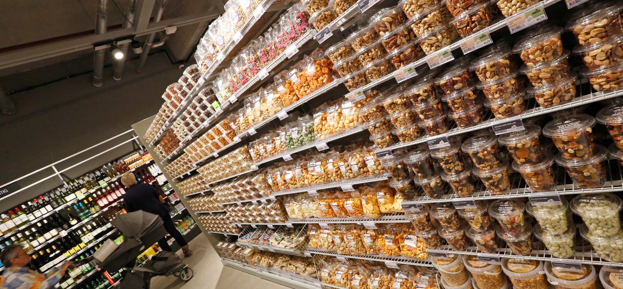 Supermarktenschap met notenverpakkingen